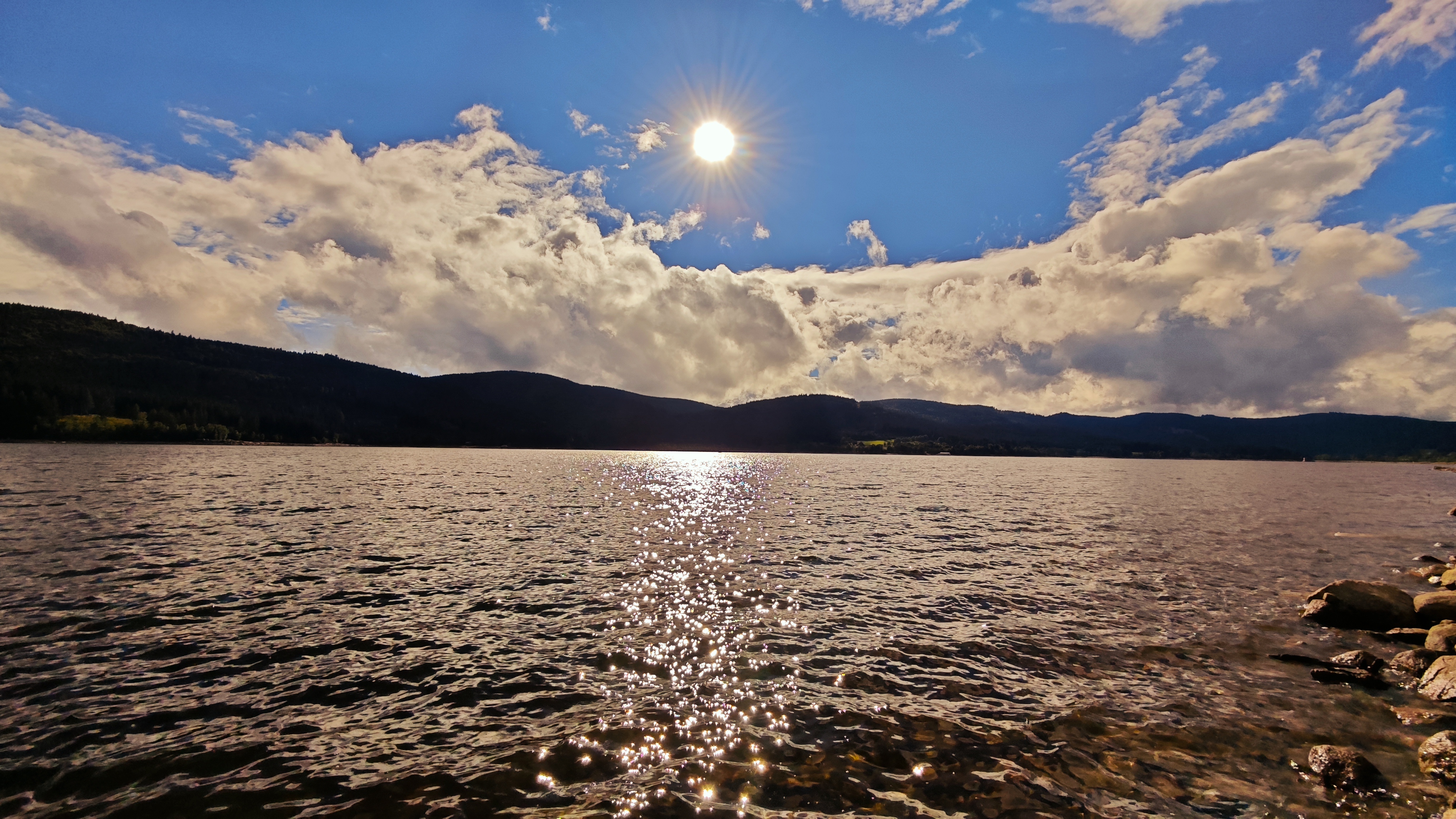 Sonnenlicht über dem Schluchsee im Schwarzwald